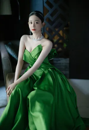 海陆荧光绿裙性感写真图片