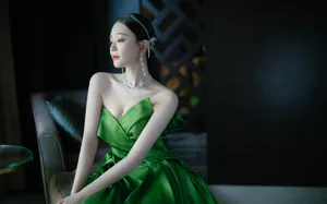 海陆荧光绿裙性感写真图片_2