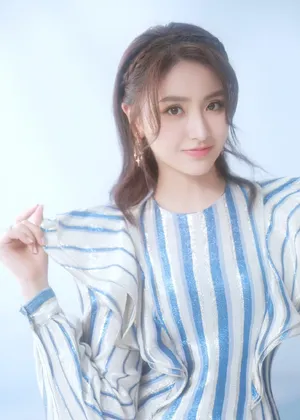 金子涵条纹裙甜美养眼写真图片