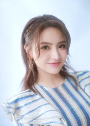 金子涵条纹裙甜美养眼写真图片