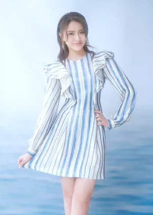 金子涵条纹裙甜美养眼写真图片_3