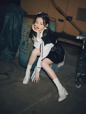 杨超越黑色小皮裙优雅写真图片_4
