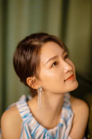 李沁清新时尚甜美写真图片_3