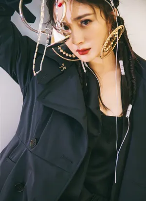 杨幂脏辫酷美性感写真图片_1