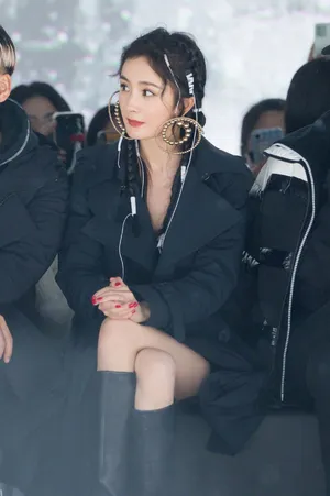 杨幂脏辫酷美性感写真图片_11