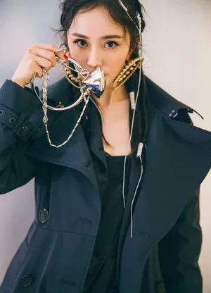 杨幂脏辫酷美性感写真图片_13