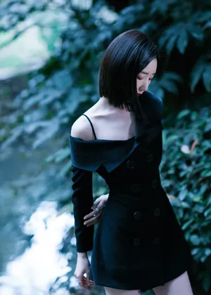毛晓彤露肩黑衣性感写真图片