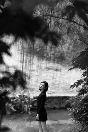 毛晓彤露肩黑衣性感写真图片_4