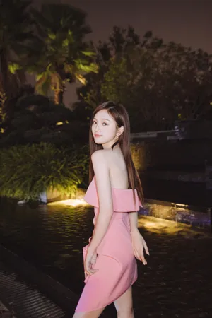 吴宣仪粉色抹胸短裙性感写真_5