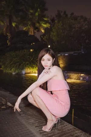 吴宣仪粉色抹胸短裙性感写真_6