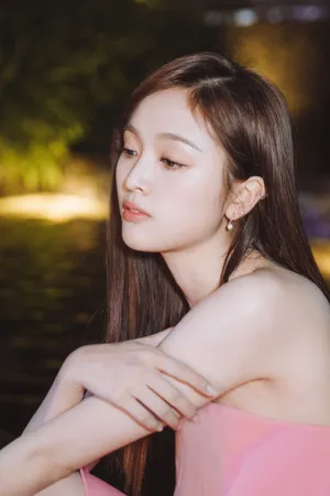 吴宣仪粉色抹胸短裙性感写真_7