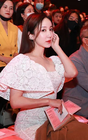 娄艺潇紧身白裙性感甜美现场照图片_2