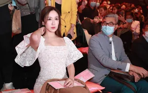 娄艺潇紧身白裙性感甜美现场照图片_4