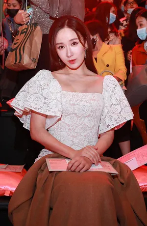 娄艺潇紧身白裙性感甜美现场照图片_5