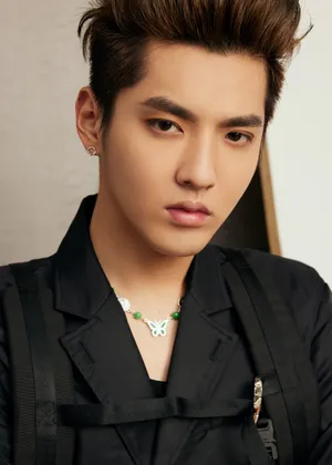 吴亦凡背头黑色系帅气写真图片