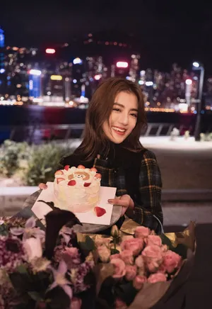 吴千语庆生甜笑美腿白皙美照图片_1