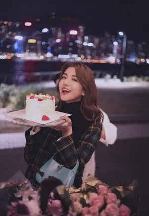 吴千语庆生甜笑美腿白皙美照图片
