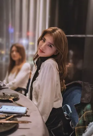 吴千语庆生甜笑美腿白皙美照图片_4