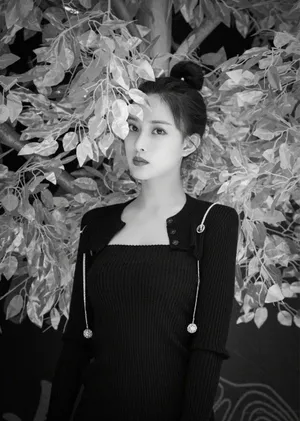 孟子义丸子头俏皮养眼写真图片_1
