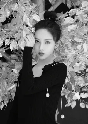 孟子义丸子头俏皮养眼写真图片_3