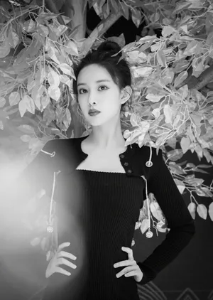 孟子义丸子头俏皮养眼写真图片_4