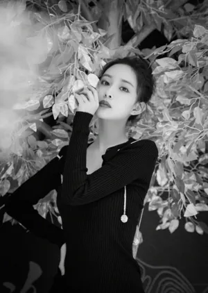 孟子义丸子头俏皮养眼写真图片_5