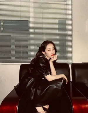 蒋梦婕酷黑皮裙性感写真图片_5