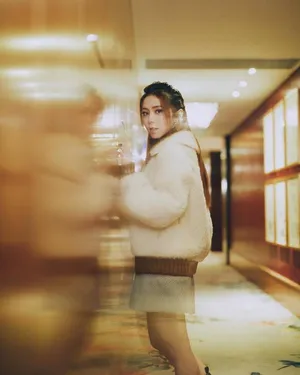 邓紫棋黑白格子裙时尚美丽写真图片_4