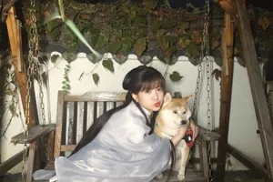 赖美云汉服俏皮撸狗照图片