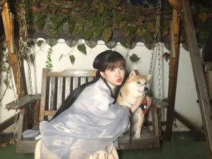 赖美云汉服俏皮撸狗照图片_1