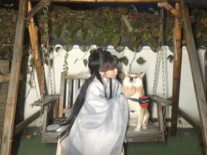 赖美云汉服俏皮撸狗照图片_2