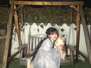 赖美云汉服俏皮撸狗照图片_3