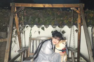 赖美云汉服俏皮撸狗照图片_5
