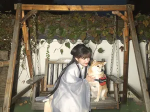 赖美云汉服俏皮撸狗照图片_6