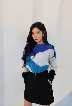 戴燕妮甜酷半身裙写真图片