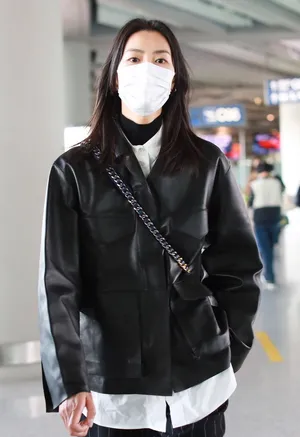 刘雯黑色皮衣冷艳酷美机场照图片_3