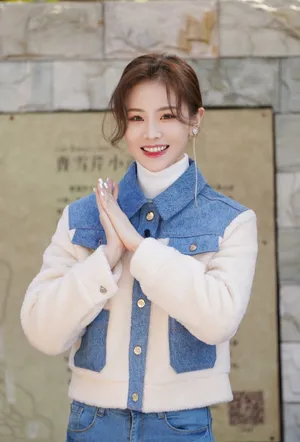 徐紫茵秋日甜美养眼写真图片_1