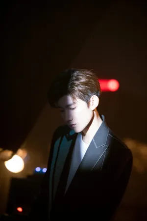 王源温润优雅光影写真图片_4