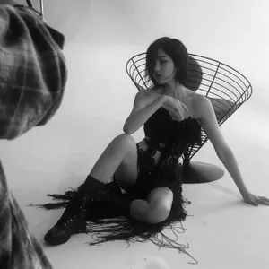 李艺彤妩媚性感写真花絮照图片_1