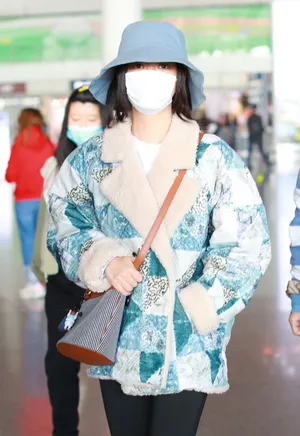 谭松韵羊羔绒外套低调休闲机场照图片_1