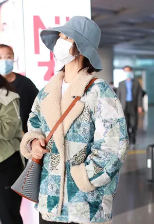 谭松韵羊羔绒外套低调休闲机场照图片_1