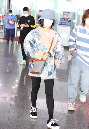 谭松韵羊羔绒外套低调休闲机场照图片_2