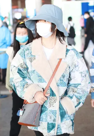 谭松韵羊羔绒外套低调休闲机场照图片_3