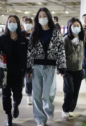 张碧晨毛绒开衫简约时尚机场照图片