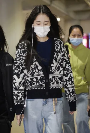 张碧晨毛绒开衫简约时尚机场照图片_4