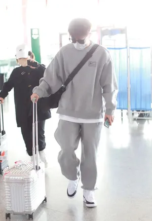 费启鸣灰色运动装活力帅气机场照图片
