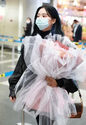 张紫宁皮衣黑裤帅酷美艳机场照图片