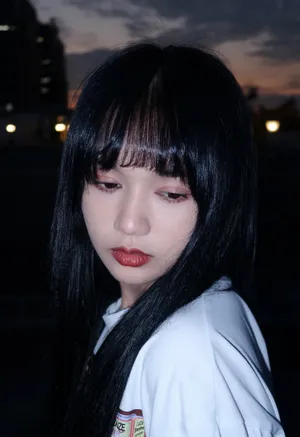 刘念清秀白衫写真图片