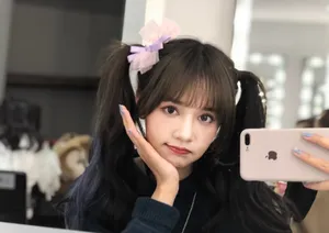 刘念双马尾造型甜美自拍图片