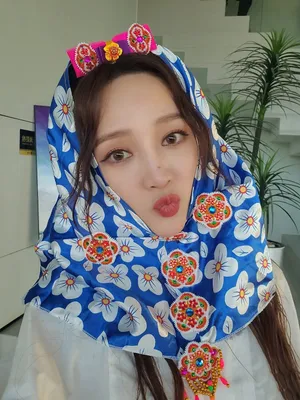 孟佳花头巾自拍照图片_2